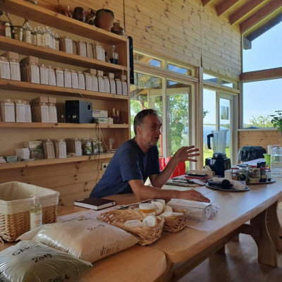 Veselības augu brīvdabas funkcionālā ekspozīcija LĀDES AVOTIŅI - saimniecību bildes